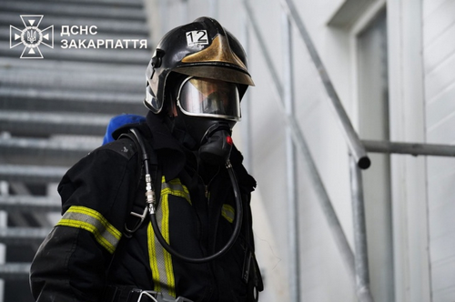 Рятувальники завершили гасіння масштабної пожежі в Мукачеві
